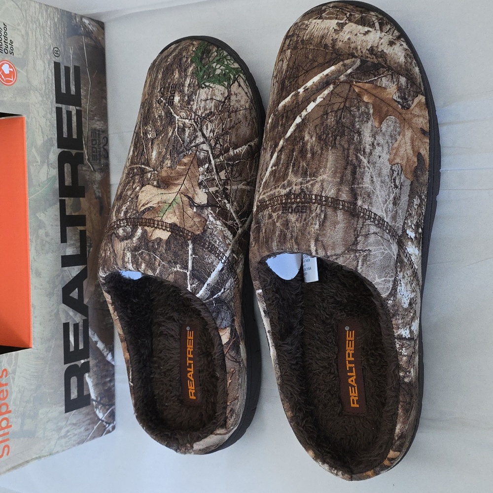 Authentic. Realtree Men's Camouflage Slippers